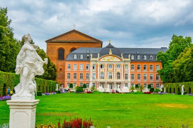 Trier 'deki Constantin bazilikasına bağlı seçim Sarayı, 