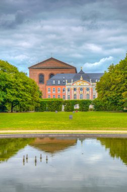 Trier 'deki Constantin bazilikasına bağlı seçim Sarayı, 