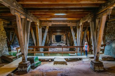 Trier 'deki eski Roma amfitiyatrosunun yeraltı geçişi, germ