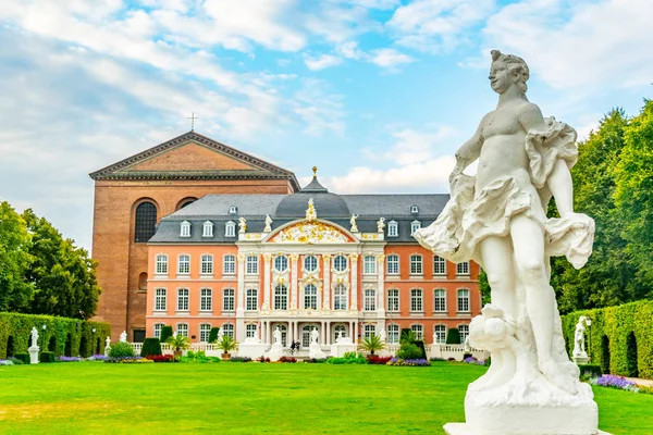 Electoral Palace verbonden met de Constantin basiliek in Trier, — Stockfoto