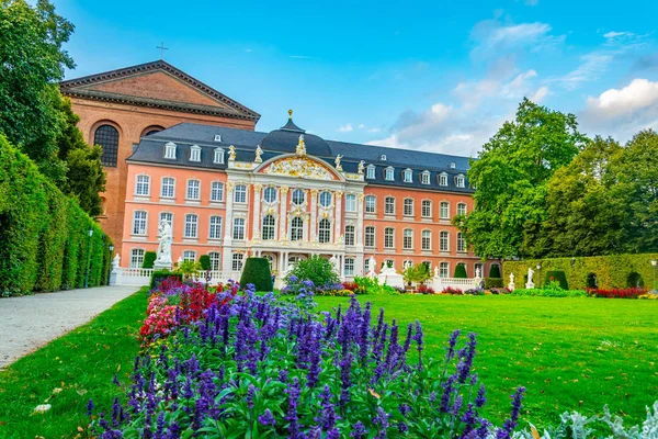 Electoral Palace verbonden met de Constantin basiliek in Trier, — Stockfoto