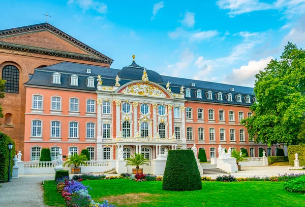 Electoral Palace verbonden met de Constantin basiliek in Trier, — Stockfoto