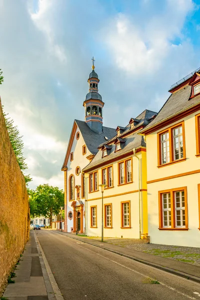 Fachadas coloridas de casas tradicionais em Trier, Alemanha — Fotografia de Stock