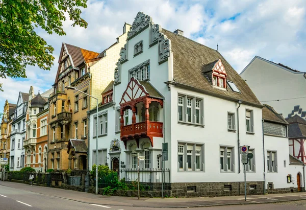 Bunte Fassaden traditioneller Häuser in Trier, Deutschland — Stockfoto