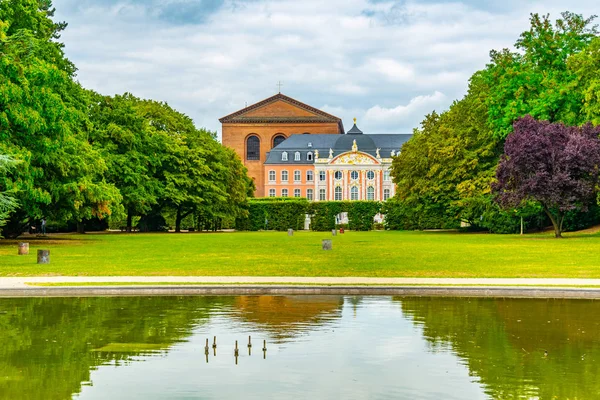 Electoral Palace verbonden met de Constantin basiliek in Trier, — Stockfoto