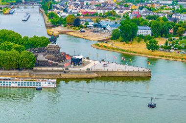 Koblenz 'de Rhein ve Mosel nehirler birleştiği havadan görünümü, 