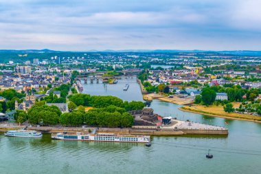 Koblenz 'de Rhein ve Mosel nehirler birleştiği havadan görünümü, 