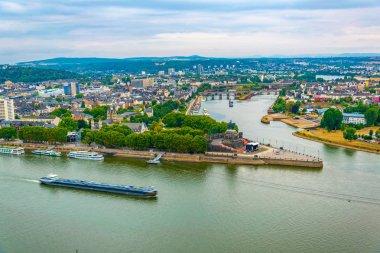 Koblenz 'de Rhein ve Mosel nehirler birleştiği havadan görünümü, 