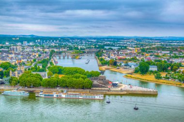 Koblenz 'de Rhein ve Mosel nehirler birleştiği havadan görünümü, 