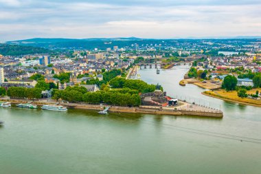 Koblenz 'de Rhein ve Mosel nehirler birleştiği havadan görünümü, 
