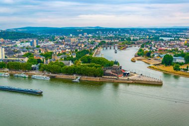 Koblenz 'de Rhein ve Mosel nehirler birleştiği havadan görünümü, 