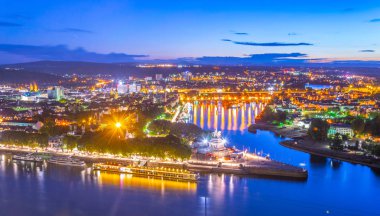 KOB 'de Rhein ve Mosel nehirlerinin birleştiği gece havadan görünümü