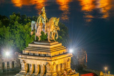 Koblenz, Almanya 'da Alman Birliği Anıtı gece görünümü
