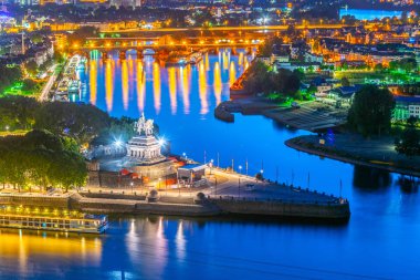 Koblenz, Almanya 'da Alman Birliği Anıtı gece görünümü