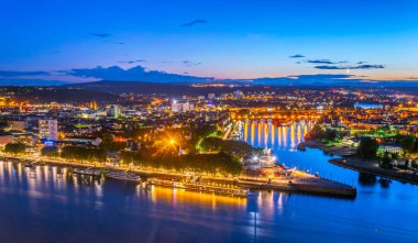 KOB 'de Rhein ve Mosel nehirlerinin birleştiği gece havadan görünümü