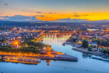 Ko 'da Rhein ve Mosel nehirlerinin birleştiği gün batımı havadan görünümü