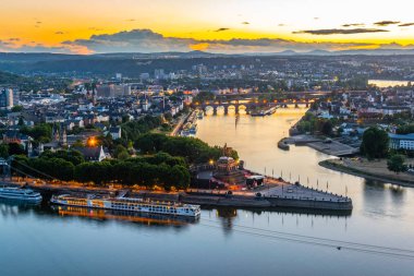 Ko 'da Rhein ve Mosel nehirlerinin birleştiği gün batımı havadan görünümü