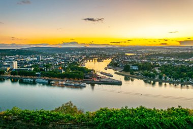Ko 'da Rhein ve Mosel nehirlerinin birleştiği gün batımı havadan görünümü