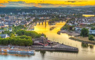 Ko 'da Rhein ve Mosel nehirlerinin birleştiği gün batımı havadan görünümü