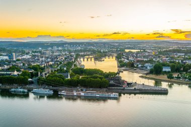 Ko 'da Rhein ve Mosel nehirlerinin birleştiği gün batımı havadan görünümü