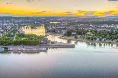 Ko 'da Rhein ve Mosel nehirlerinin birleştiği gün batımı havadan görünümü