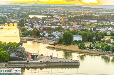 Ko 'da Rhein ve Mosel nehirlerinin birleştiği gün batımı havadan görünümü