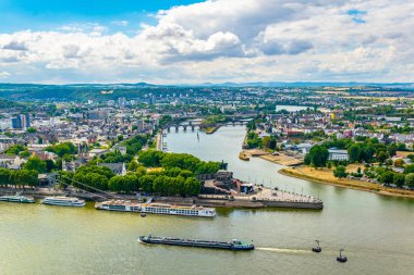 Koblenz 'de Rhein ve Mosel nehirler birleştiği havadan görünümü, 
