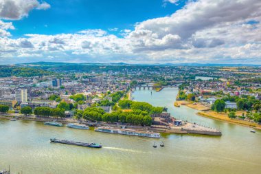 Koblenz 'de Rhein ve Mosel nehirler birleştiği havadan görünümü, 
