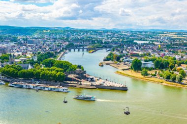 Koblenz 'de Rhein ve Mosel nehirler birleştiği havadan görünümü, 