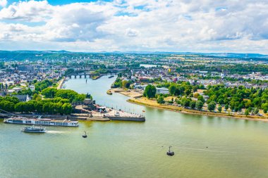 Koblenz 'de Rhein ve Mosel nehirler birleştiği havadan görünümü, 