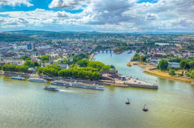 Koblenz 'de Rhein ve Mosel nehirler birleştiği havadan görünümü, 
