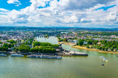 Koblenz 'de Rhein ve Mosel nehirler birleştiği havadan görünümü, 
