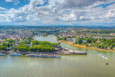 Koblenz 'de Rhein ve Mosel nehirler birleştiği havadan görünümü, 