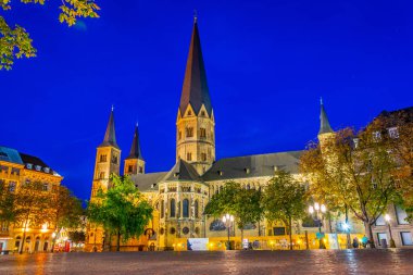 Bonn merkezinde katedralin gece görünümü, Almanya
