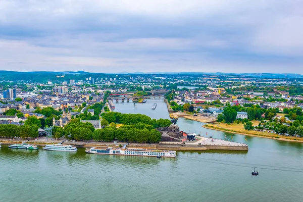 Koblenz 'de Rhein ve Mosel nehirler birleştiği havadan görünümü, 