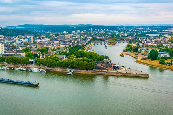 Luftaufnahme des Zusammenflusses von Rhein und Mosel in Koblenz, — Stockfoto