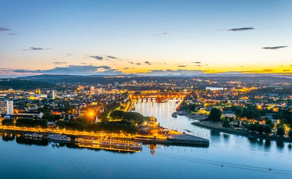 Vista aérea nocturna de la confluencia de los ríos Rhein y Mosel en Kob — Foto de Stock