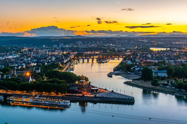 Ko 'da Rhein ve Mosel nehirlerinin birleştiği gün batımı havadan görünümü