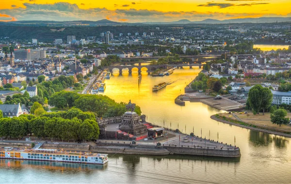 Tramonto vista aerea della confluenza dei fiumi Reno e Mosella a Ko — Foto Stock