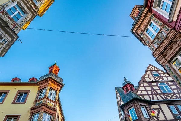 Koblenz, Almanya 'daki tarihi evlerin renkli cepheleri — Stok fotoğraf