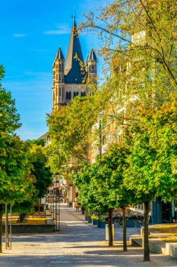 Köln, Almanya 'daki Riverside Promenade ve Saint Martin Kilisesi
