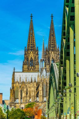 Köln Katedrali Rhein üzerinden Hohenzollern Köprüsü 'nden inceledi,