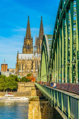 Köln Katedrali Rhein üzerinden Hohenzollern Köprüsü 'nden inceledi,