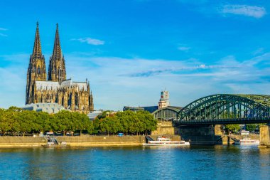 Köln Katedrali ve Rhein üzerinde Hohenzollern Köprüsü, Almanya