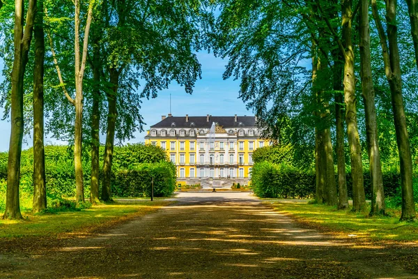 Bruhl palota Köln közelében található erdőben, Németország — Stock Fotó