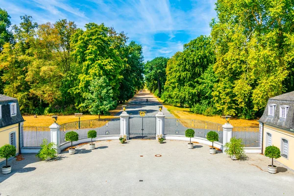 Алея, що веде до Falkenlust палацу в Брюлі, Німеччина — стокове фото