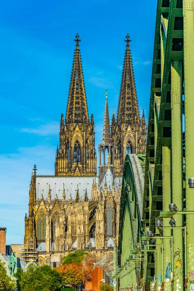 Cathédrale de Cologne vue du pont Hohenzollern sur le Rhin , — Photo