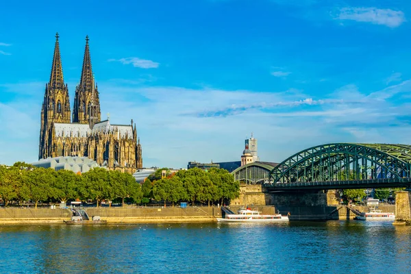 Kathedraal in Keulen en de brug van Hohenzollern over Rhein, Duitsland — Stockfoto