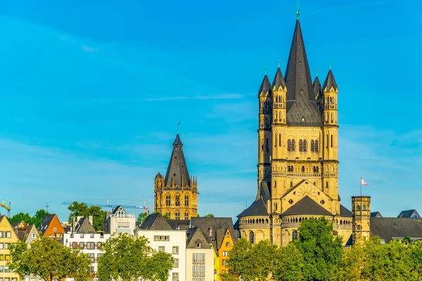 Kleurrijke gevels en torenspits van de Sint-Martinuskerk in Keulen — Stockfoto