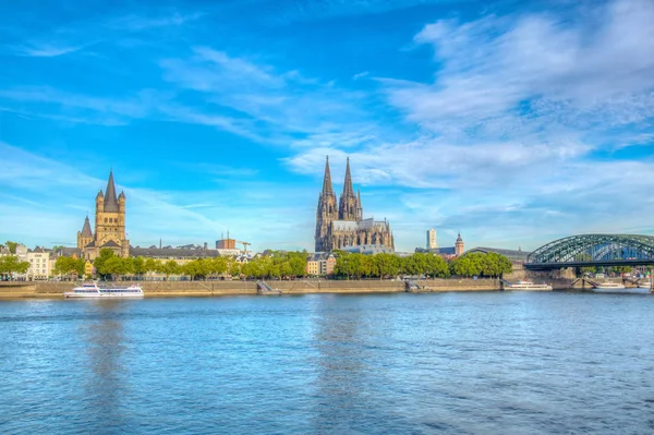 Stadsgezicht van Keulen met Hohenzollern Bridge, Cathedral en Sai — Stockfoto